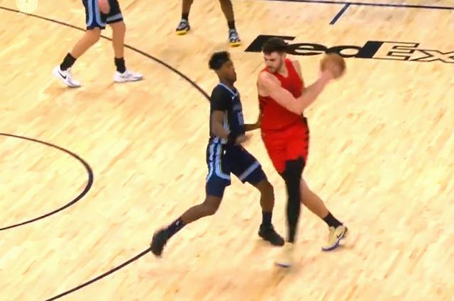 危险动作，克林根肘翻普罗斯珀，直接2级恶意被驱逐出场